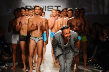 2 (X) IST yaratıcı yönetmen Jason Scarlatti ve modelleri