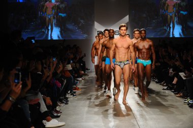 2 (X) IST erkekler bahar yaz 2015 pist göster