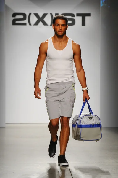 2 (X) IST Masculina Primavera Verão 2015 Runway Show — Fotografia de Stock