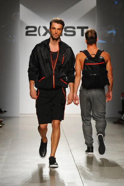 2 (X) Ist muži jaro léto 2015 Runway Show — Stock fotografie