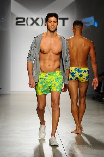 2 (X) IST erkekler bahar yaz 2015 pist göster