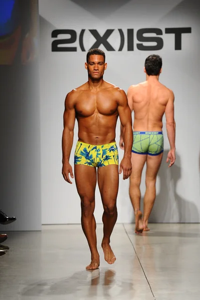 2 (X) IST Pasarela de Primavera Verano 2015 para Hombre —  Fotos de Stock