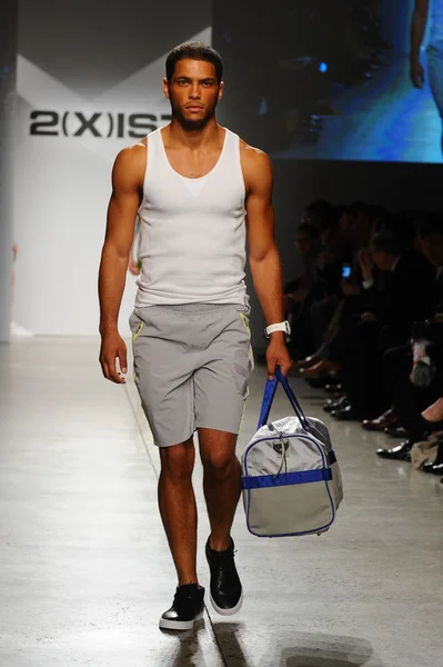 2 (X) IST erkekler bahar yaz 2015 pist göster