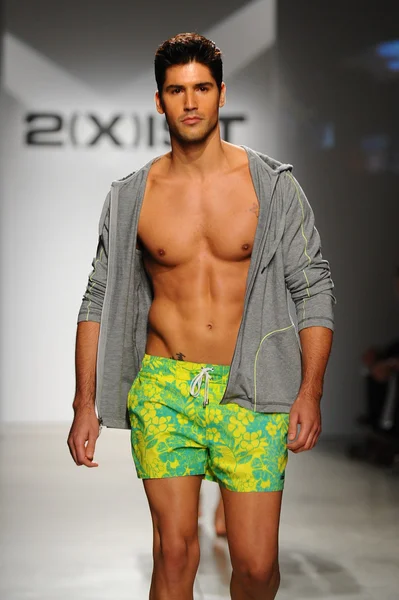 2 (X) IST Masculina Primavera Verão 2015 Runway Show — Fotografia de Stock