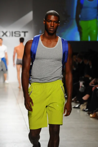 2 (X) IST Pasarela de Primavera Verano 2015 para Hombre —  Fotos de Stock