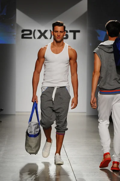 2 (X) IST Masculina Primavera Verão 2015 Runway Show — Fotografia de Stock