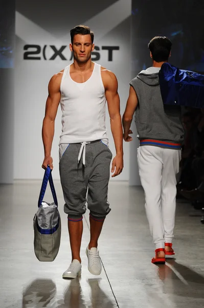 2 (X) IST Men 's Spring Summer 2015 Runway Show — стоковое фото