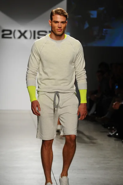 2 (X) IST Masculina Primavera Verão 2015 Runway Show — Fotografia de Stock