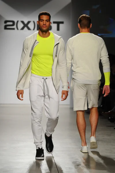 2 (X) IST Men 's Spring Summer 2015 Runway Show — стоковое фото