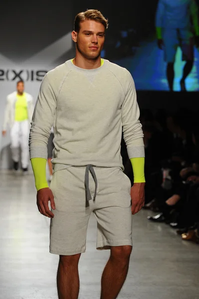 2 (X) IST Masculina Primavera Verão 2015 Runway Show — Fotografia de Stock