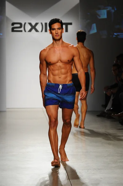 2 (X) IST Masculina Primavera Verão 2015 Runway Show — Fotografia de Stock