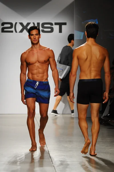 2 (X) IST Masculina Primavera Verão 2015 Runway Show — Fotografia de Stock