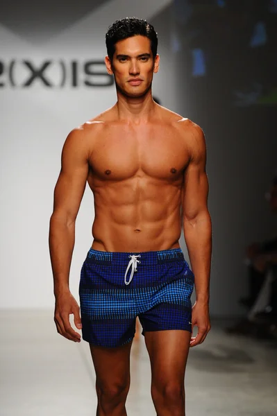 2 (X) IST Masculina Primavera Verão 2015 Runway Show — Fotografia de Stock