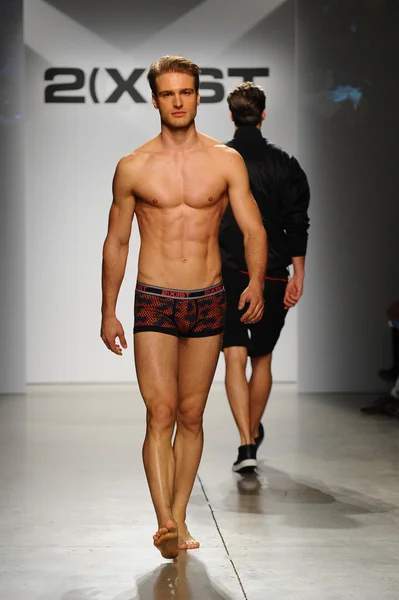 2 (X) IST Masculina Primavera Verão 2015 Runway Show — Fotografia de Stock