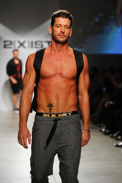 2 (X) IST Masculina Primavera Verão 2015 Runway Show — Fotografia de Stock