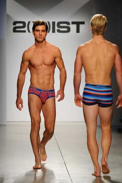 2 (X) IST erkekler bahar yaz 2015 pist göster