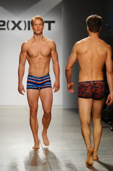 2 (X) IST erkekler bahar yaz 2015 pist göster