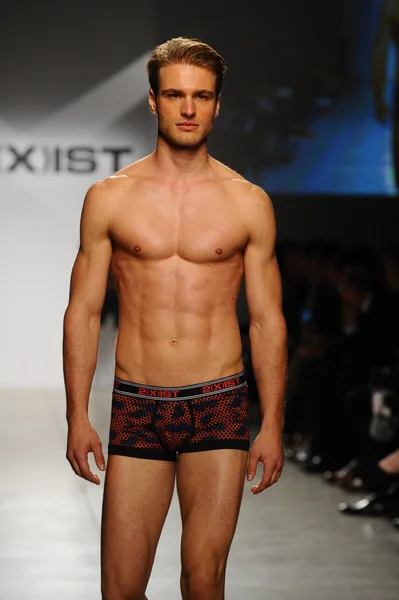 2 (X) IST Masculina Primavera Verão 2015 Runway Show — Fotografia de Stock