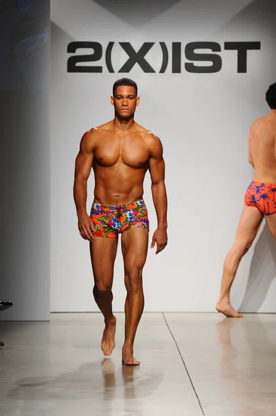 2 (X) IST Pasarela de Primavera Verano 2015 para Hombre —  Fotos de Stock