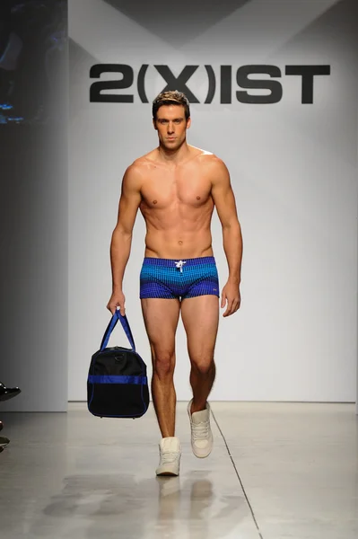 2 (X) IST Masculina Primavera Verão 2015 Runway Show — Fotografia de Stock