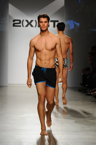 2 (X) Ist mannen voorjaar zomer 2015 start-en landingsbaan Show — Stockfoto