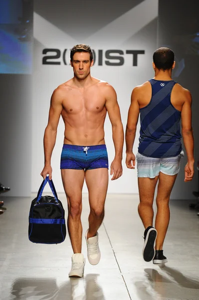 2 (X) IST erkekler bahar yaz 2015 pist göster