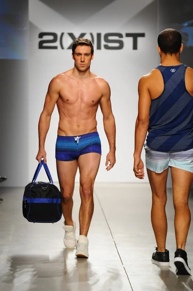 2 (X) IST Pasarela de Primavera Verano 2015 para Hombre — Foto de Stock