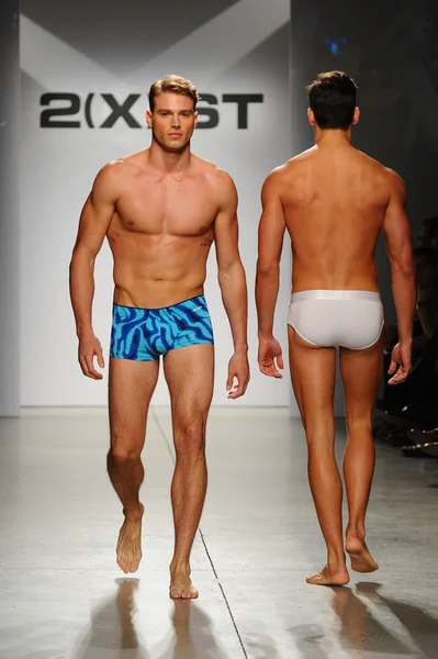 2 (X) IST Men 's Spring Summer 2015 Runway Show — стоковое фото