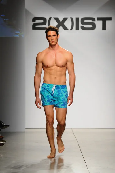 2 (X) IST Masculina Primavera Verão 2015 Runway Show — Fotografia de Stock