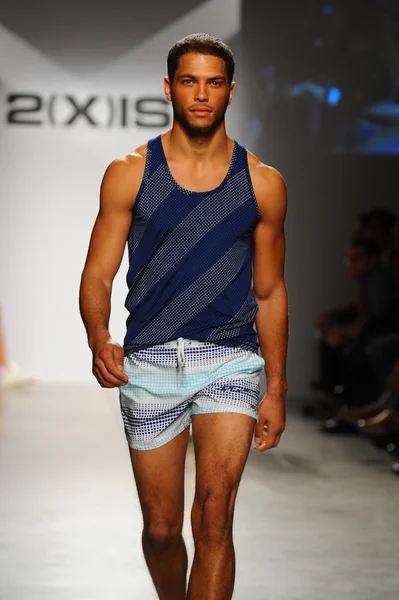 2 (X) IST Masculina Primavera Verão 2015 Runway Show — Fotografia de Stock