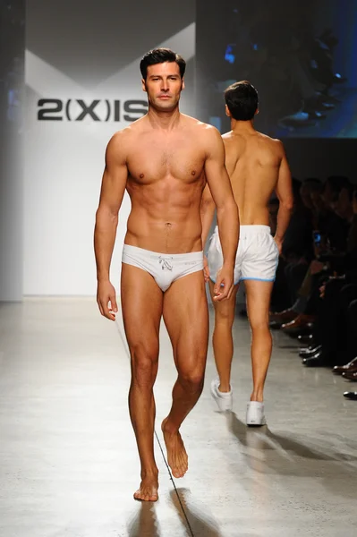 2 (X) IST Masculina Primavera Verão 2015 Runway Show — Fotografia de Stock