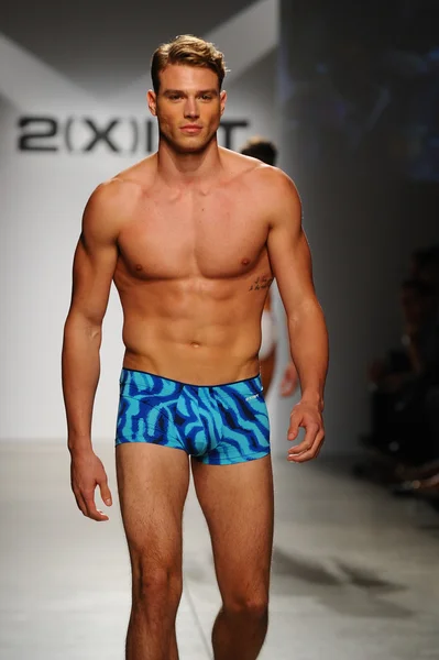 2 (X) IST Mænds forår sommer 2015 Runway Show - Stock-foto