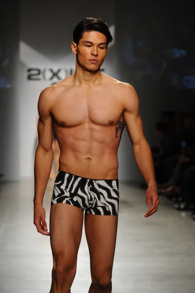 2 (X) IST Masculina Primavera Verão 2015 Runway Show — Fotografia de Stock