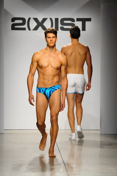 2 (X) IST Pasarela de Primavera Verano 2015 para Hombre —  Fotos de Stock