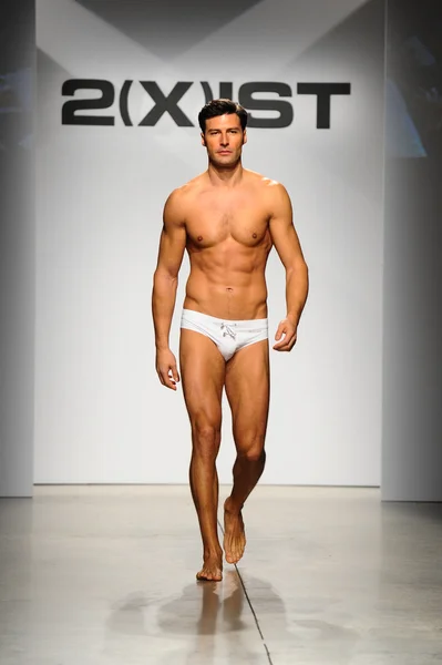 2 (X) IST Pasarela de Primavera Verano 2015 para Hombre — Foto de Stock