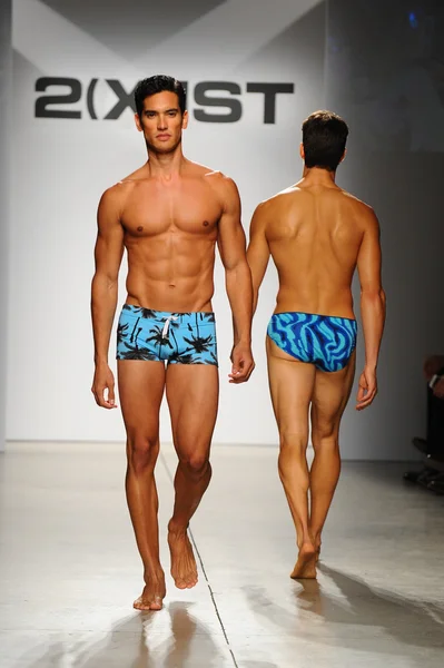 2 (X) IST Masculina Primavera Verão 2015 Runway Show — Fotografia de Stock