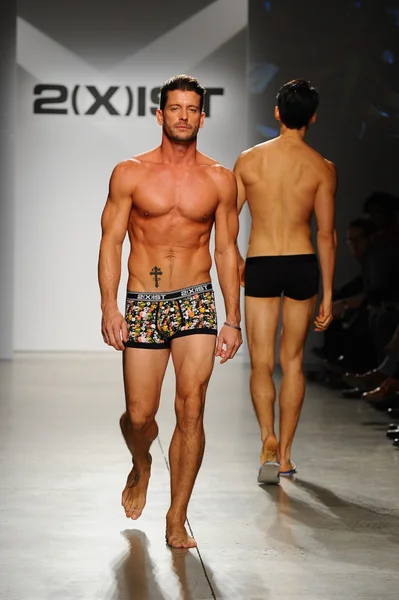 2 (X) IST Men 's Spring Summer 2015 Runway Show — стоковое фото