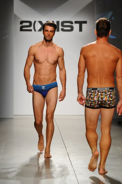 2 (X) IST Pasarela de Primavera Verano 2015 para Hombre —  Fotos de Stock