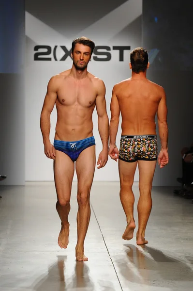 2 (X) IST erkekler bahar yaz 2015 pist göster