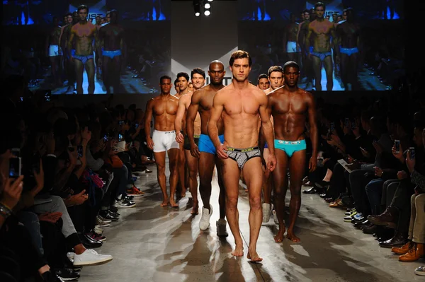 2 (X) Ist mannen voorjaar zomer 2015 start-en landingsbaan Show — Stockfoto