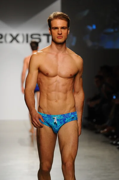 2 (X) IST Masculina Primavera Verão 2015 Runway Show — Fotografia de Stock