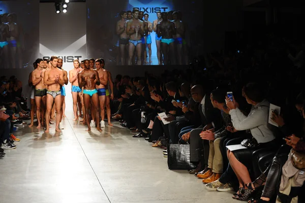 2 (X) IST Masculina Primavera Verão 2015 Runway Show — Fotografia de Stock