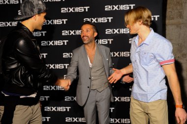 2 (X) IST yaratıcı yönetmen Jason Scarlatti modelleri ile bir fotoğraf için poz veriyor