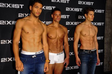 Modelleri sahne arkasında 2 (X) IST bahar yaz 2015 sırasında pist Show poz