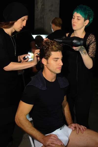 Models prepare backstage during 2(X)IST Spring Summer 2015 Runway Show — Stock Photo, Image
