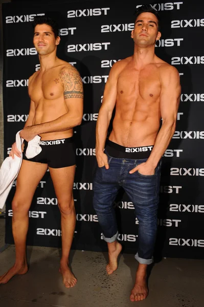 Models pose backstage during 2(X)IST Spring Summer 2015 Runway Show — Stock Photo, Image