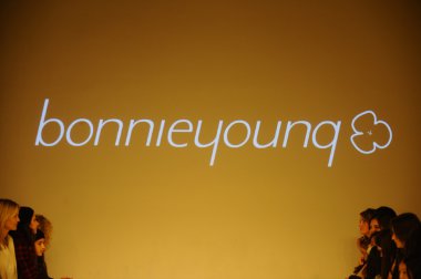 Bonnie Young önizleme sırasında pist arka plan