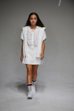 Coco Rohatyn pist Bonnie Young önizleme sırasında yürür.