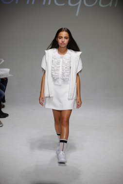 Coco Rohatyn pist Bonnie Young önizleme sırasında yürür.