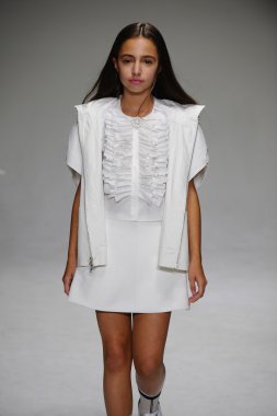 Coco Rohatyn pist Bonnie Young önizleme sırasında yürür.